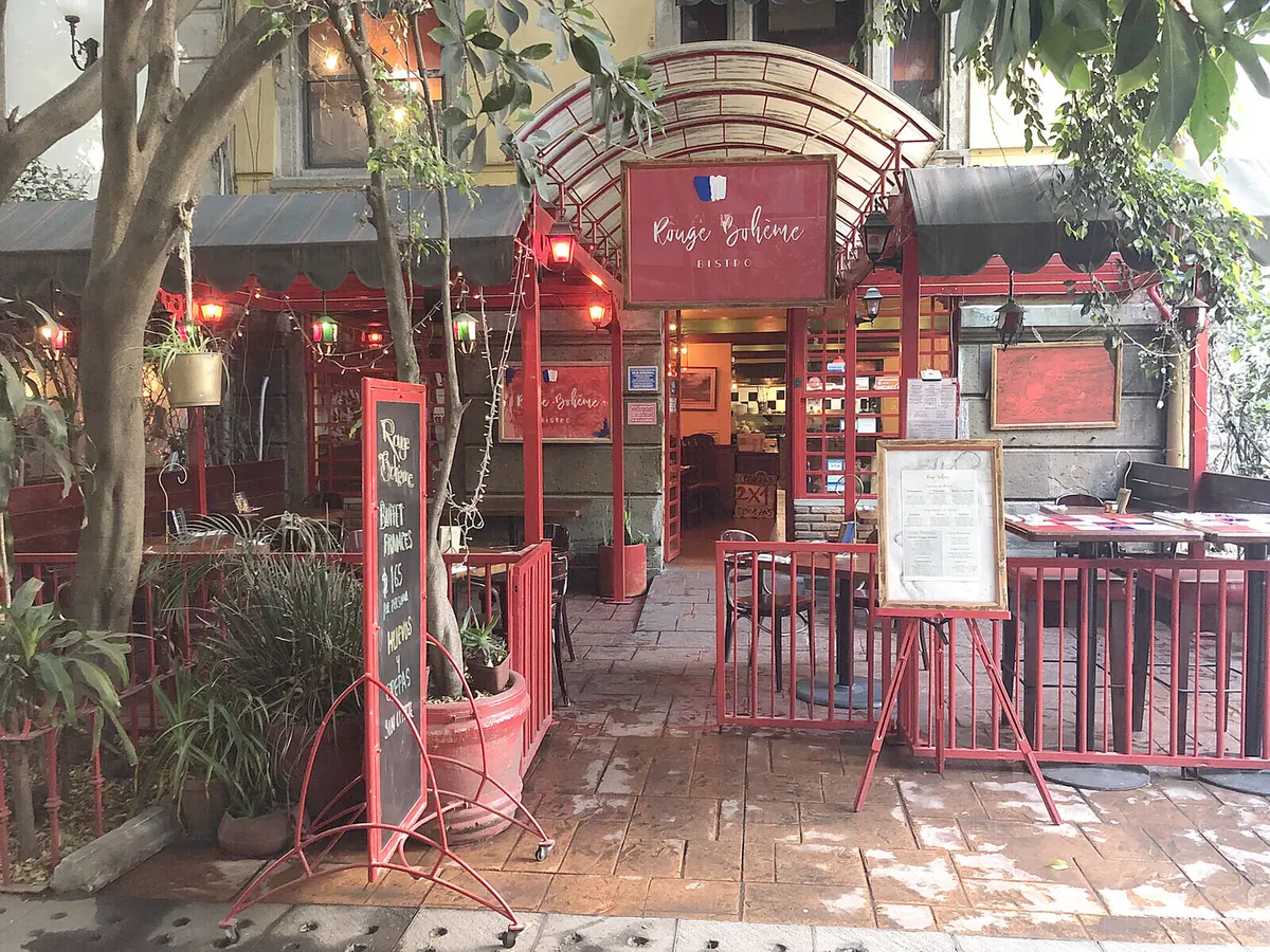 Terrasse et entrée Rouge Bohème Bistro