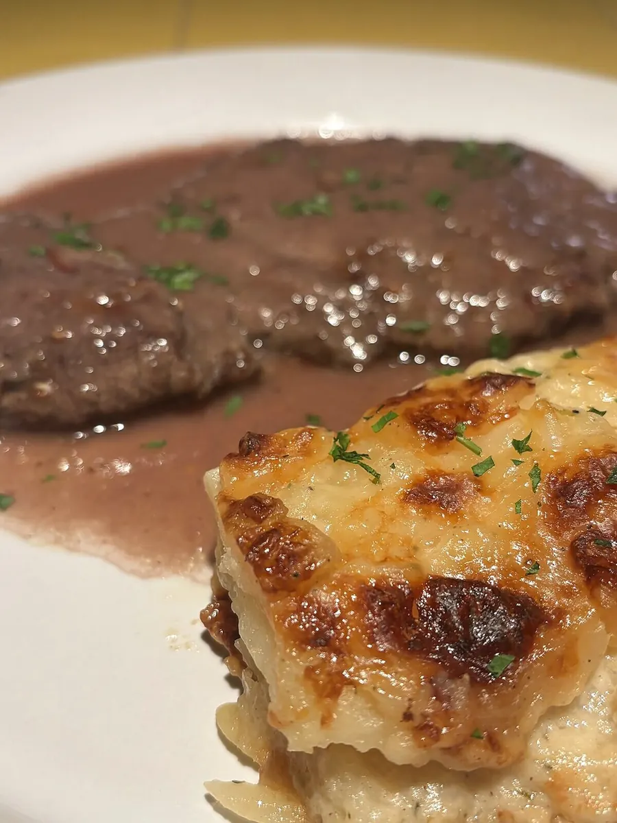 Bavette à l'échalote, sauce au vin