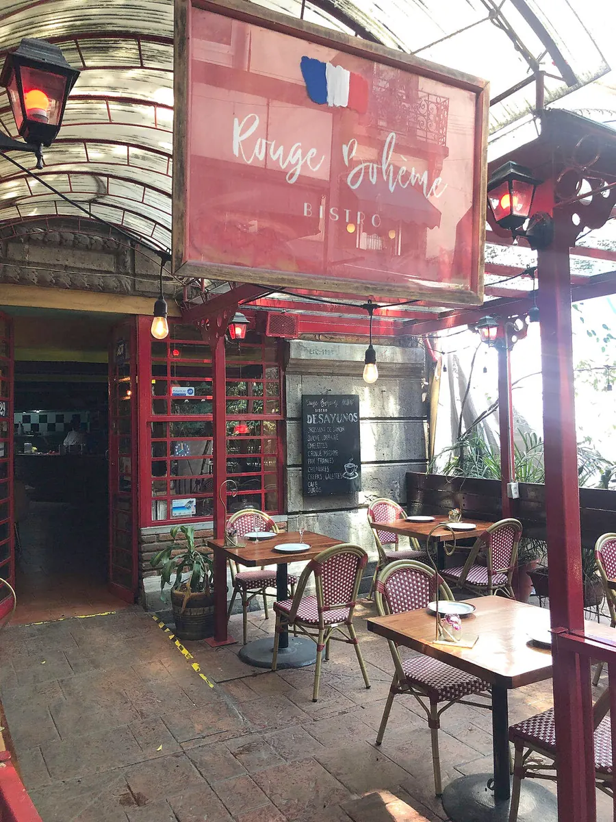 Terrasse et entrée Rouge Bohème Bistro